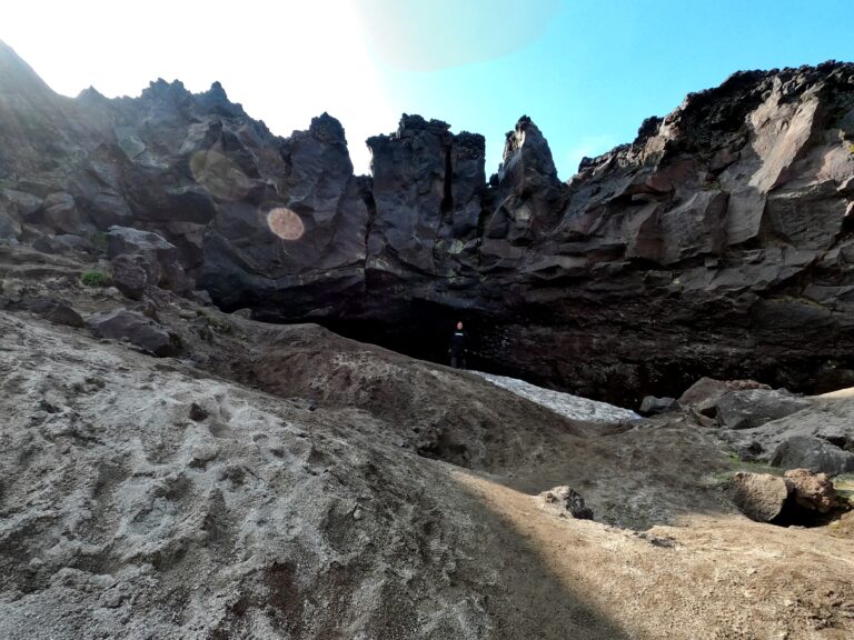 Пещеры вулкана Горелого